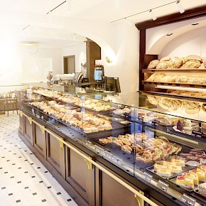 Blick auf Brot- und Kuchentheke